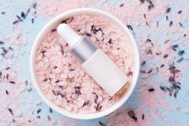 aromatik lavanta Himalaya deniz tuzu ve yüz serumu düşürücü şişesi. Rahatlamak için cilt bakımı güzellik banyosu kozmetik ürünleri. Doğal cilt bakımı. DIY spa tarifi. Üst görünüm, alanı kopyala.