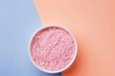 aromatik pembe Himalaya deniz tuzu iki renk pembe arka planda. Rahatlamak için cilt bakımı güzellik banyosu kozmetik ürünleri. Doğal cilt bakımı. Üst görünüm, boşluğu kopyala. Ev spası. Aromaterapi