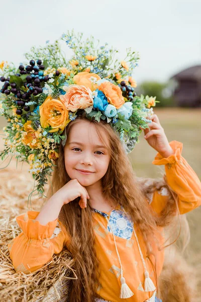 Chica Corona Tradicional Ucraniana Cabeza Bandera Azul Amarillo Ucrania Campo —  Fotos de Stock