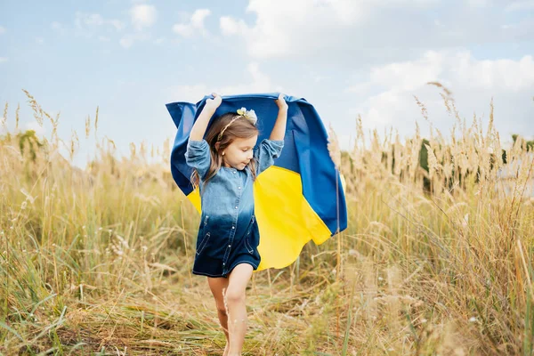 Oekraïense Onafhankelijkheidsvlag Dag Grondwettelijk Dag Oekraïense Kind Meisje Geborduurd Shirt — Stockfoto