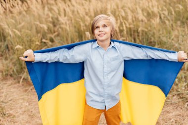 Ukrayna Bağımsızlık Bayrağı Günü. Anayasa günü. Ukraynalı çocuk. Üzerinde Ukrayna 'nın sarı ve mavi bayrağı olan tişörtlü. Ukrayna 'nın bayrak sembolleri. Kiev, Kiev günü