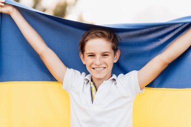 Ukrayna Bağımsızlık Bayrağı Günü. Anayasa günü. Ukraynalı çocuk. Üzerinde Ukrayna 'nın sarı ve mavi bayrağı olan tişörtlü. Ukrayna 'nın bayrak sembolleri. Kiev, Kiev günü