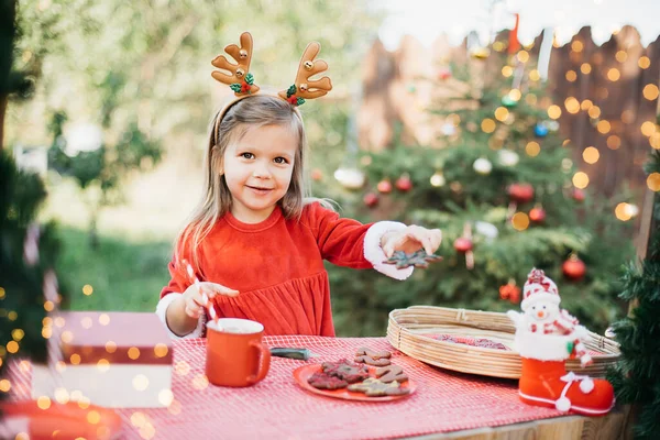 Natal Julho Criança Esperando Natal Madeira Julho Retrato Menina Bebendo — Fotografia de Stock