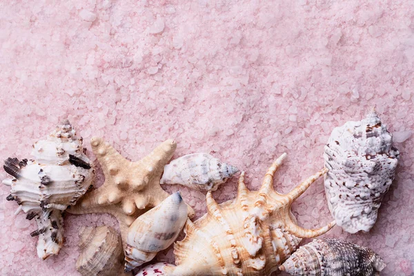 芳香族ピンクヒマラヤ海塩のテクスチャの背景と魚の星 自家製ハーブバス塩 リラックスするためのスキンケアスパ美容バス化粧品 自然なスキンケア トップビュー コピースペース ホームスパ — ストック写真