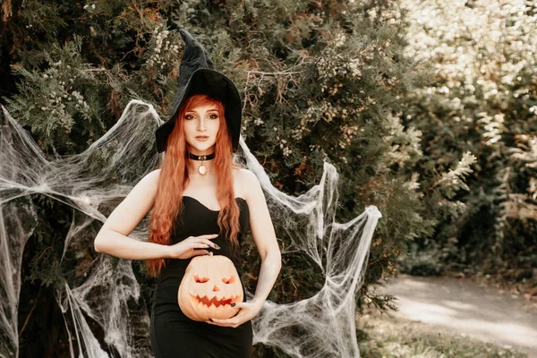 Halloween Heks Roodharige Vrouw Die Hekserij Maakt Met Magische Spreuken — Stockfoto