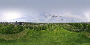 Grishka Botanik Bahçesi, Kyiv şehrinin 360 derecelik tam hava manzaralı manzarası. Küresel panoramik manzara, Küçük küre Kiev