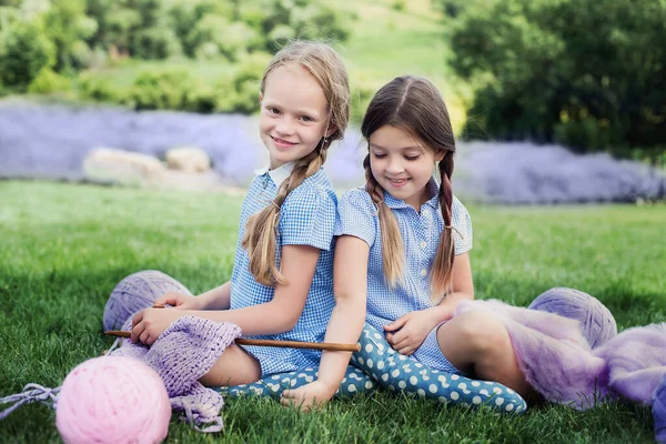 Deux Filles Assises Sur Herbe Verte Tricot Pull Avec Des — Photo