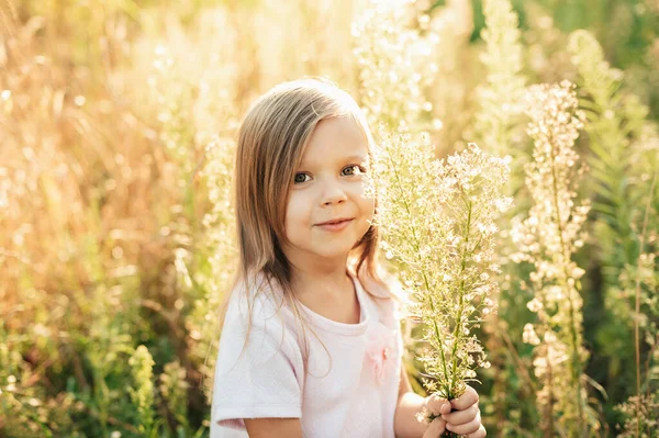 Närbild Porträtt Glad Söt Liten Flicka Ljus Klänning Fält Vilda — Stockfoto