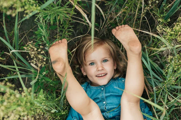 Glad Liten Flicka Jeans Blå Klänning Ligger Fält Vilda Blommor — Stockfoto