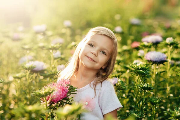 Крупним Планом Портрет Красивої Радісної Блондинки Дівчинки Яка Тримає Квітку — стокове фото
