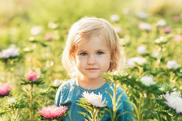 菊畑で花と笑顔を持つ美しい喜びのブロンドの女の子の子供の肖像画を閉じます 子供のファンタジー 笑顔の女の子青い目 幸せなと平和な表情を持つ公正な肌の女の子 — ストック写真