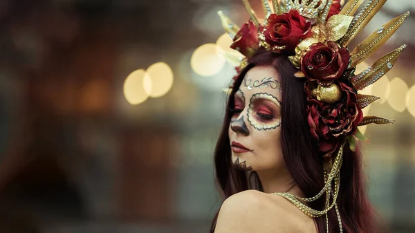 Jeune Femme Avec Crâne Peint Sur Son Visage Pour Fête — Photo