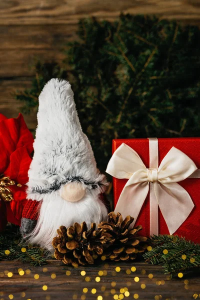 Mutlu noeller. Gnome 'lu Noel kompozisyonu ve ahşap arka planda şenlikli dekorasyonlar. Noel ya da yeni yıl tebrik kartı. Noel cücesi geçmişi. Noel sembolü. İyi tatiller..
