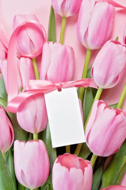 Anneler günü, sevgililer günü, doğum günü kutlaması konsepti. Tebrik kartı. Güzel pembe ince laleler buketi. Metin için boşluk kopyala, üst görünüm. Bahar arka planı. 8 Mart, Uluslararası Kadınlar Günü