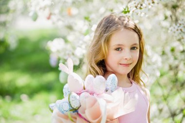 Paskalya yumurtası avı konsepti. Paskalya kutlaması. Çocuklar renkli yumurtaları sepette topluyorlar. İyi tatiller..