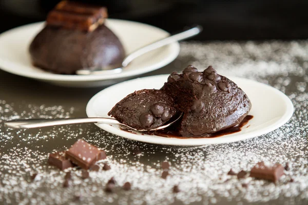 Schokoladenlava-Kuchen lizenzfreie Stockbilder