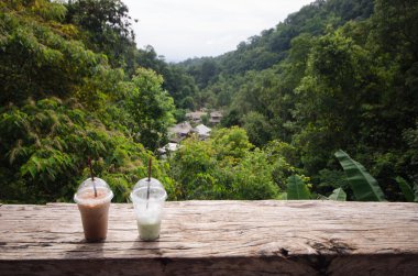 Kahve fincanı ahşap masada..