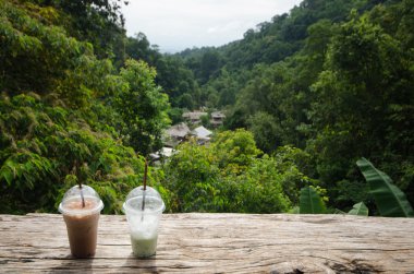 Kahve fincanı ahşap masada..