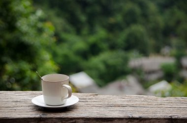 Kahve fincanı ahşap masada..