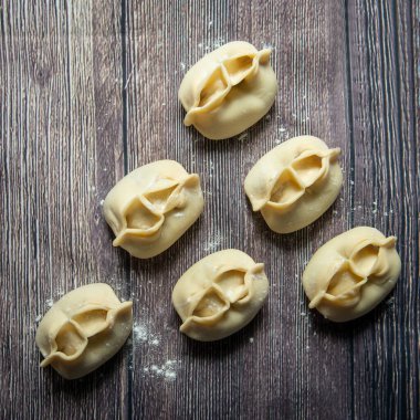 Mants hamurdaki etin arka planında yarı bitmiş ürünler