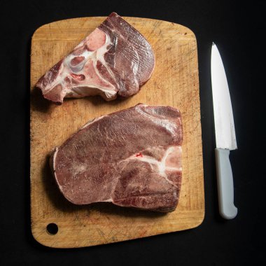 Siyah arka planda bir parça et.