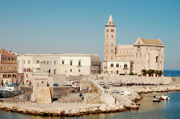 Hamnen och kyrkan av Trani - Apulien - Italien — Stockfoto