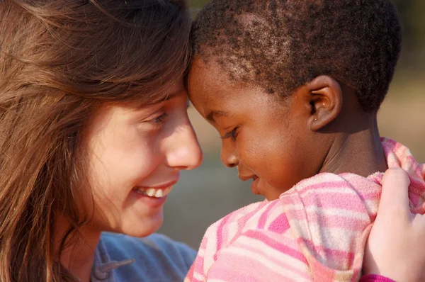 Un gesto de solidaridad, afecto y amor — Foto de Stock