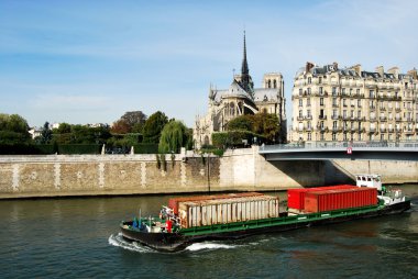Paris'te Seine üzerinde konteynerlerin taşıma