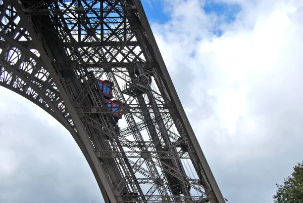 Detail van de ongelooflijke structuur van de Eiffeltoren in Parijs — Stockfoto