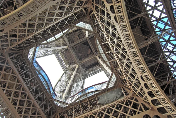 Detalle de la increíble estructura de la Torre Eiffel en París — Foto de Stock