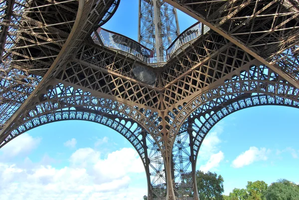 Detail of the incredible structure of the Eiffel Tower in Paris — Stock Photo, Image
