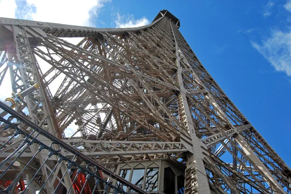 Detail van de ongelooflijke structuur van de Eiffeltoren in Parijs — Stockfoto