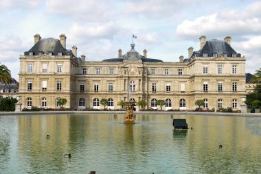 Çeşme ve Lüksemburg Sarayı Paris - Fransa