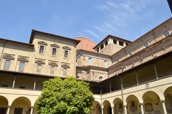 Verborgene Ecken der Florenz - der Kreuzgang der Kirche von st lawrence — Stockfoto