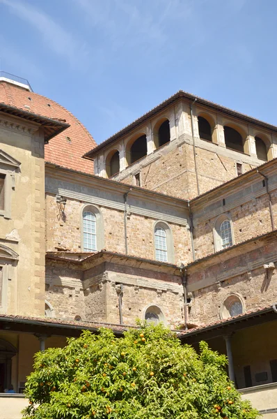 Verborgen hoekjes van Florence - het klooster van de kerk van St La — Stockfoto