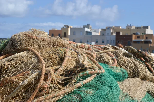 Una pila de redes de pesca en el puerto de Trapani - Sicilia - Italia —  Fotos de Stock