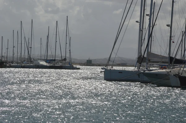 Bakgrundsbelyst båthamn i Trapani på Sicilien - Italien — Stockfoto