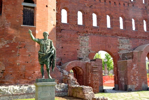 As muralhas romanas e a estátua de Júlio César em Turim - Piedm — Fotografia de Stock