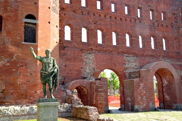 A római falak és a Torino - Piedm Julius Caesar szobra — Stock Fotó