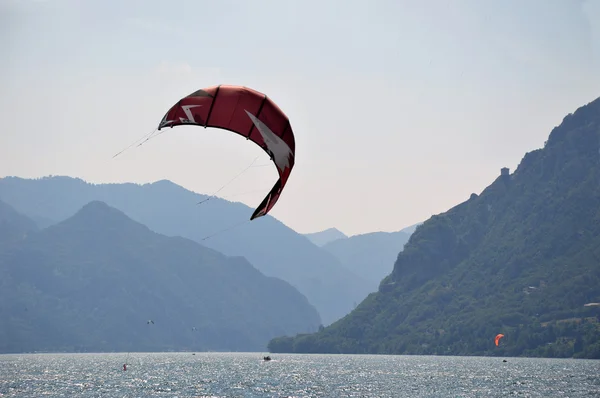 Водные лыжи на парашюте на озере Идро - Брешиа - Италия — стоковое фото