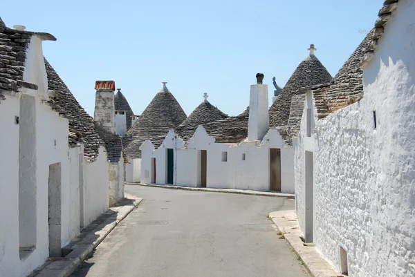 Un callejón entre el característico trulli de Alberobello en Apu — Foto de Stock