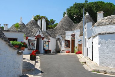 Karakteristik bir kare Trulli Alberobello arasında - Apulia - ben