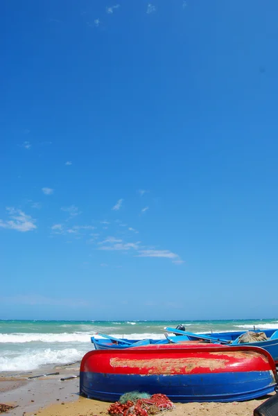 Boats ashore on the coast of Apulia of Torre Canne - Puglia - It — Stock Photo, Image