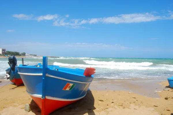 Boats ashore on the coast of Apulia of Torre Canne - Puglia - It — Stock Photo, Image