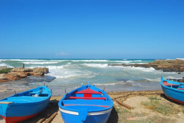 Boats ashore on the coast of Apulia of Torre Canne - Puglia - It — Stock Photo, Image