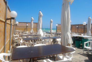Apuli Mistral tarafından süpürüldü kumsalda romantik bir restoran