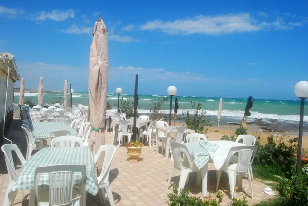 Apuli Mistral tarafından süpürüldü kumsalda romantik bir restoran — Stok fotoğraf
