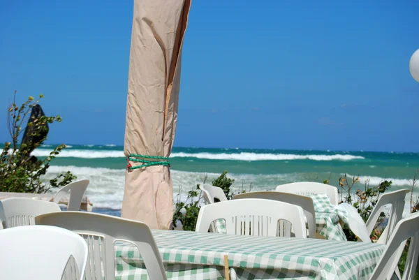 Un restaurante romántico en la playa barrido por el Mistral en Apuli —  Fotos de Stock