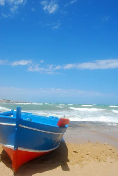 Barcos en tierra en la costa de Apulia de Torre Canne - Puglia - It —  Fotos de Stock