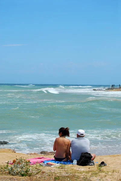 Egy pár turista a strandon, söpörte a Mistral - Apulia — Stock Fotó